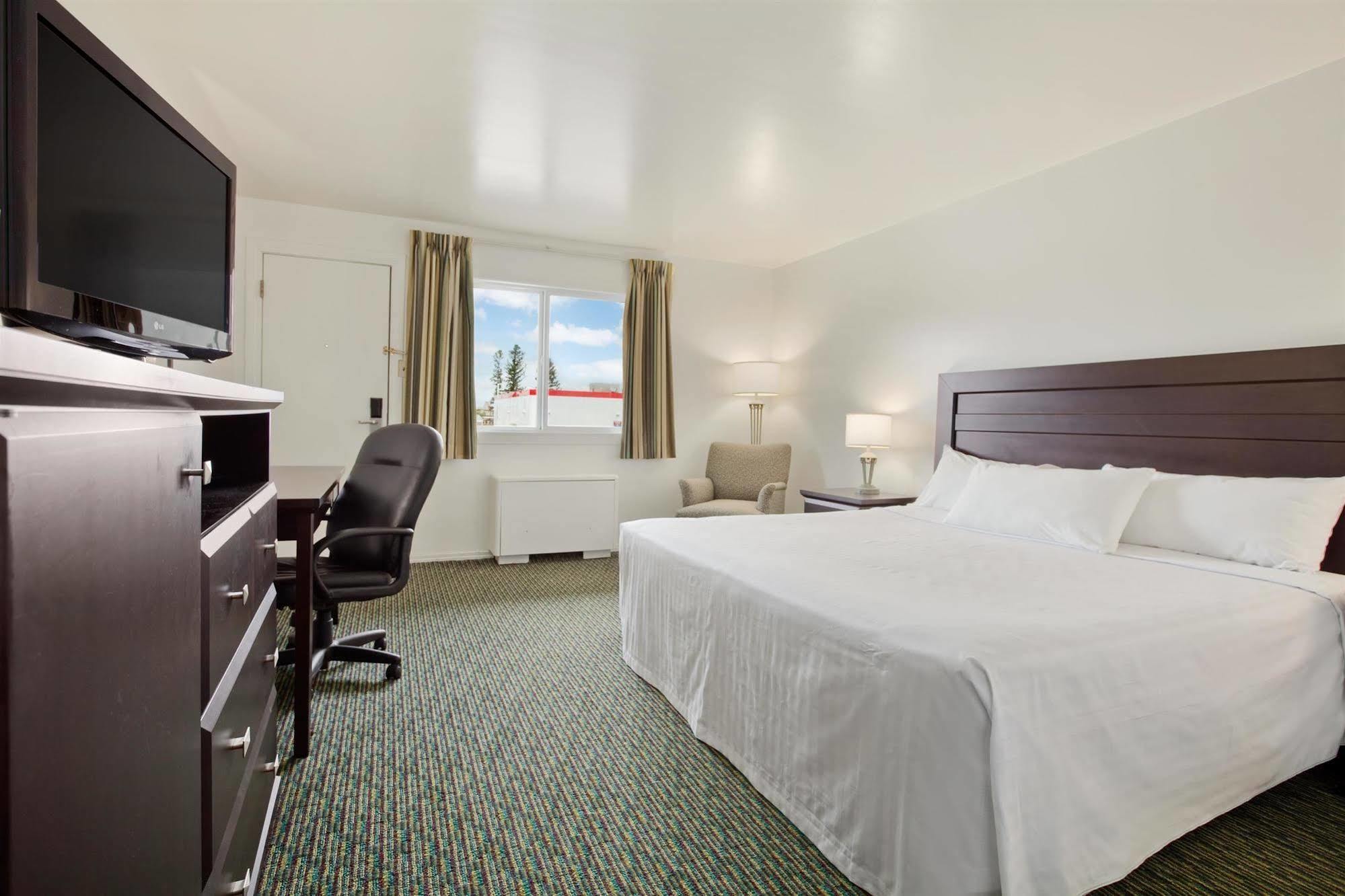 Travelodge By Wyndham Prince Albert Exterior photo